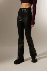 Pantalón negro de eco cuero, corte flare.