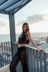 Pantalón de encaje negro con corte holgado y short integrado.