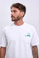 Remera marrón de manga corta y cuello redondo, con un pequeño estampado blanco de una cafetera moka en el pecho.