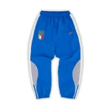 Pantalón de jogging azul con cintura y tobillos elastizados, detalles laterales en blanco con diseño de red y logo de Corteiz en la pierna.