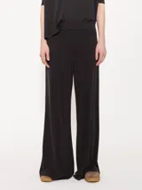 Pantalón palazzo negro de tela de punto con cintura elastizada.