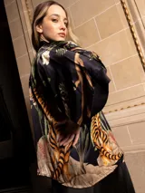 Kimono negro de razo con estampado de tigres y flores.