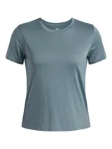 Remera deportiva de manga corta para mujer, color azul verdoso (teal), con cuello redondo y textura de micro-rayas horizontales. Presenta un pequeño logo reflectante en la parte inferior izquierda.