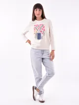 Remera blanca de manga larga con cuello redondo y estampado frontal con la frase "All my love darling" en color celeste.