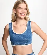 Top de jean azul con breteles anchos, escote en U, pinzas delanteras y cierre por botones en la espalda. Tiene rayas dobles blancas en los lados y los bordes.