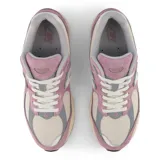 Zapatillas urbanas New Balance modelo U2002, color lila con detalles en gris y blanco. Confeccionadas en gamuza y malla, con logo "N" característico en los laterales y entresuela ABZORB.