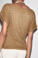 Top marrón de tejido crochet con cuello barco y manga corta.