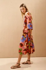 Vestido midi de poliéster con estampado floral multicolor, escote en V y mangas 3/4.