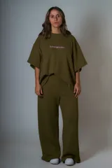Conjunto de dos piezas color verde militar, confeccionado en punto Prato. Incluye remera de manga corta con bordado y pantalón palazzo de calce relajado con cintura elastizada.