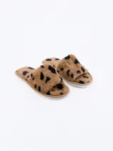 Pantuflas abiertas de piel sintética color marrón con estampado animal print de leopardo.