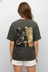 Remera blanca de algodón con estampado frontal con la frase "Golden Mood" en letras doradas.