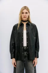 Camisa de cuero ovino negro con efecto arrugado, de moldería amplia, con cuello camisero y botones a presión con logo.