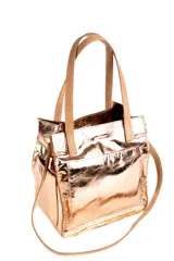 Cartera metalizada dorada con interior espacioso, tres bolsillos y llavero, que incluye correas corta y larga.