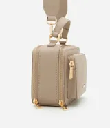 Bolso bandolera negro con correa de mano fija y asa larga ajustable desmontable. Cuenta con bolsillo delantero y cierre por cremallera.