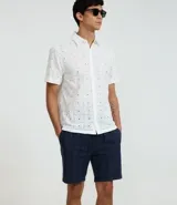 Bermuda de playa recta color mostaza, con textura de rayas y lazo en la cintura.