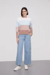 Sweater de punto a rayas horizontales en colores blanco, celeste, rosa y marrón.