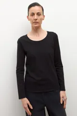 Remera de manga larga color blanco con escote a la base y corte recto.