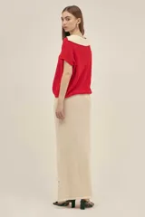 Top tejido rojo de manga corta con cuello camisero y escote en V.