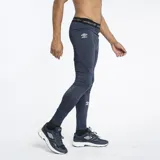 Calza deportiva ajustada Umbro color gris jaspeado, con cintura elástica que lleva el logo repetido de la marca. Presenta un pequeño logo Umbro en la parte inferior de la pierna.