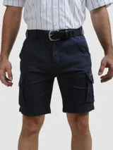 Bermuda color beige, estilo cargo, con bolsillos laterales con solapa y cierre de botón. Incluye cinturón de cuero marrón.