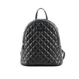 Mochila negra de cuero sintético acolchado con diseño de rombos. Tiene acceso con cierre, herrajes plateados, dos compartimentos, un bolsillo interno con cierre y dos bolsillos internos abiertos. La correa es regulable y el interior está forrado en tela de algodón y poliéster.