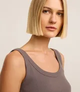 Musculosa gris con escote redondo.