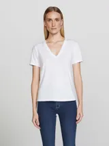 Remera gris de corte clásico, con cuello en V y mangas cortas.