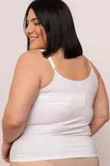 Camiseta interior modeladora blanca de contención intermedia, confeccionada en lycra reforzada de toque suave. Breteles elásticos regulables.