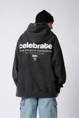 Buzo canguro negro de frisa rústica con corte oversize y capucha. Presenta un pequeño logo blanco en el pecho y un bolsillo tipo canguro.