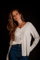 Blusa de morley elastizado color beige, de calce ajustado y mangas largas.