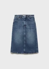 Falda midi de jean azul con corte evasé y terminación asimétrica.