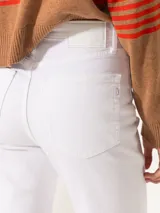 Pantalón de jean blanco de corte cropped, al tobillo y tiro medio.