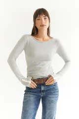 Cinto de cuero color marrón con hebilla metálica y tachas plateadas.