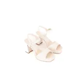 Sandalias de cuero color blanco hueso con plataforma de 2 cm y taco de 10 cm.