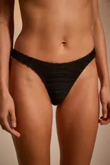 Bombacha de bikini tipo vedetina color marfil con textura arrugada.