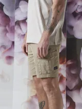 Bermuda de gabardina color marrón con múltiples bolsillos tipo cargo.