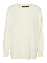 Sweater de punto color crudo, con cuello redondo y mangas largas con hombros caídos.