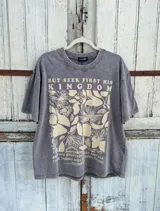 Remerón gris con estampado de flores y texto en color crema.
