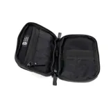 Riñonera negra con correa ajustable, confeccionada en material impermeable xPac X21. Cuenta con 7 bolsillos internos y 2 externos, organizador con apertura de 180°, espacio para cables y cargadores, detalles en color ladrillo y cierres impermeables.