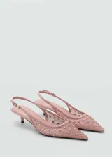 Zapato de tacón bajo color rosa con puntera fina y tejido de malla.