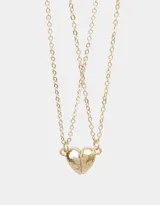 Set de dos collares dorados con cadena fina y dije de corazón partido que se une con imán.
