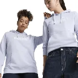 Buzo con capucha Puma Essentials Logo, color lila con logo blanco estampado en el pecho y bolsillo tipo canguro.