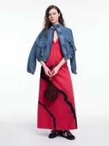 Vestido largo de algodón color beige con estampado tie-dye azul. Tiene breteles finos, escote en V y espalda descubierta.