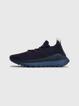 Zapatillas de running Tommy Hilfiger color azul marino, confeccionadas en tejido de punto elástico de poliéster reciclado. Cuentan con plantilla de acupresión, suela dentada de goma y caucho, trabilla distintiva y monograma TH grabado en la entresuela.