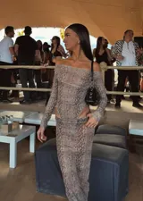 Pollera larga de microtul con estampado animal print en tonos marrones. Tiene cintura elástica.