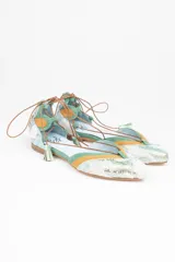 Bailarinas con estampado multicolor, puntera y talón combinan 3 capas de tejido superpuesto de forma manual. Cordones de algodón rematados con borlas de ante verde, en contraste.