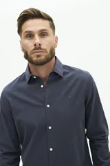 Camisa de manga larga color beige, de corte clásico y fit regular.