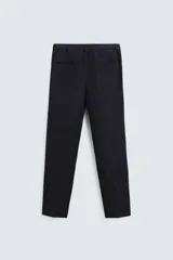 Pantalón de vestir azul marino, de corte recto, confeccionado en lino.