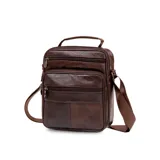 Morral de cuero color marrón oscuro con múltiples bolsillos con cierre. Tiene asa superior y correa ajustable al tono.