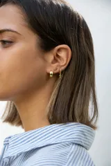 Set de aros dorados de plata 925 bañada en oro 18k. Incluye dos aros tipo argolla y un aro tipo cuff.